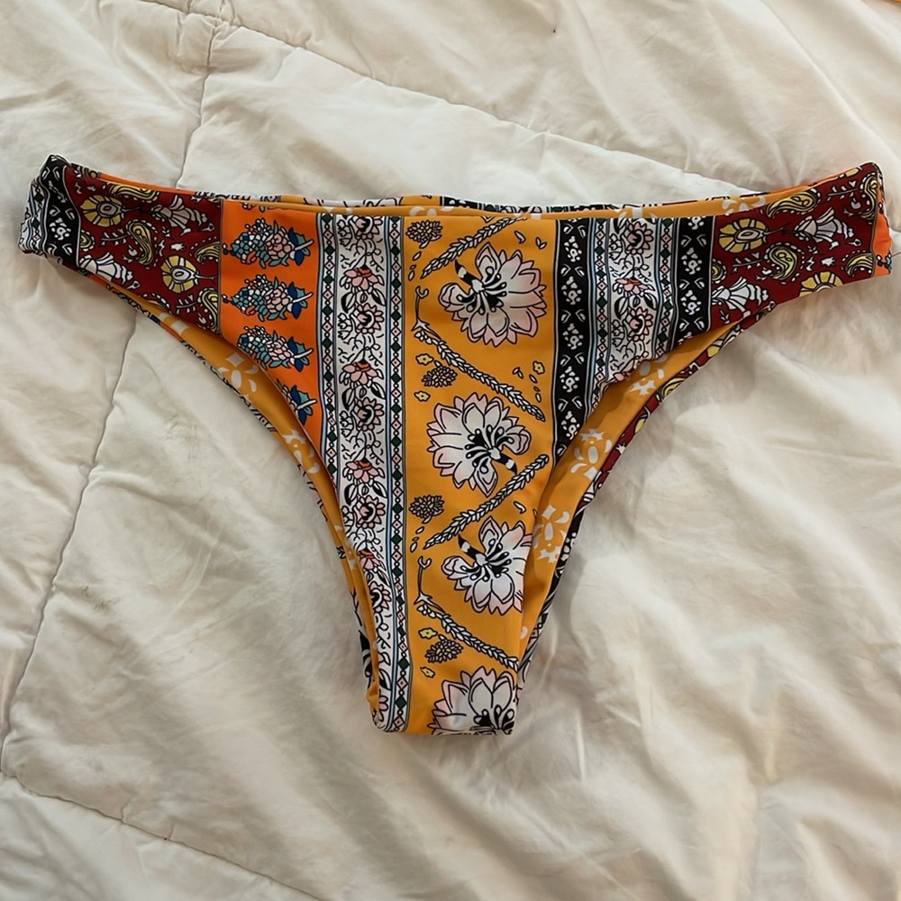 Bikini - Picture 2 of 5